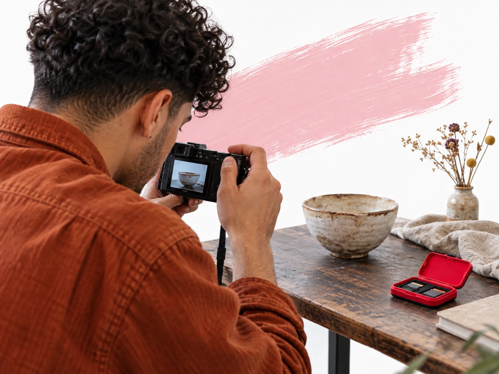 Maker fotografeert een product voor online content.