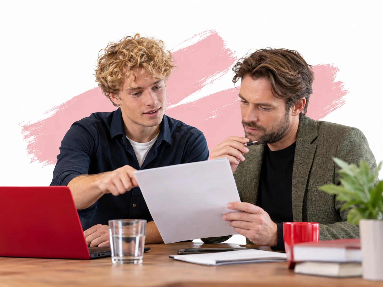 Communicatiemanager bespreekt persbericht met journalist
