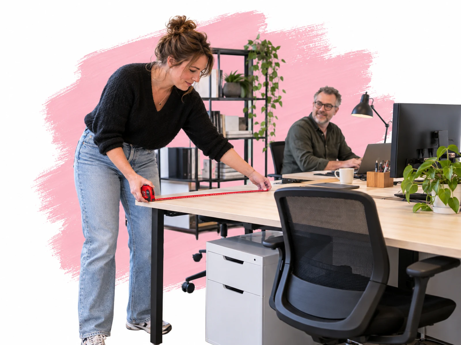 Ondernemer meet een werkplek in