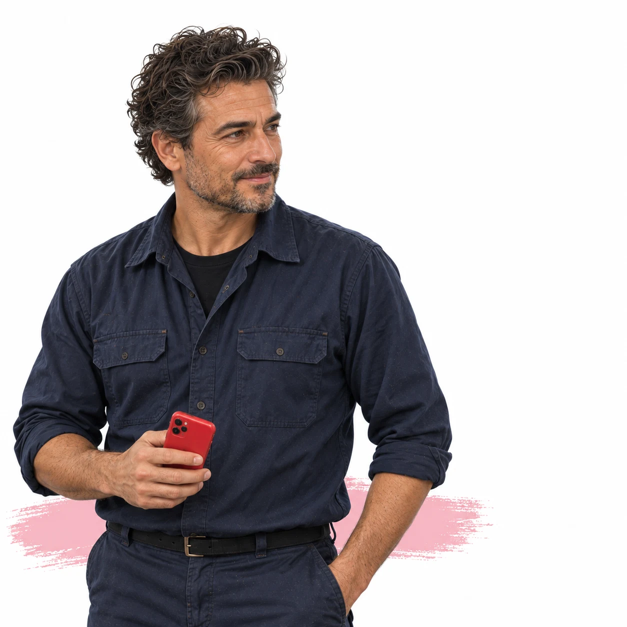 Garagehouder kijkt naar rechts met zijn rode telefoon in de hand.