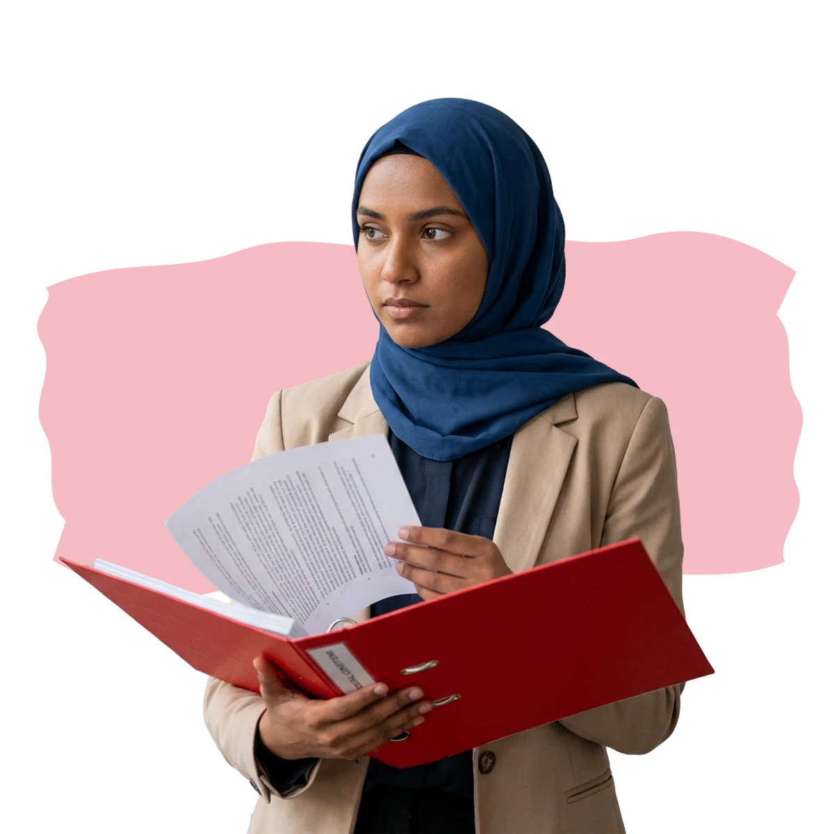 Ondernemer bladert door de documenten in een rode ordner.