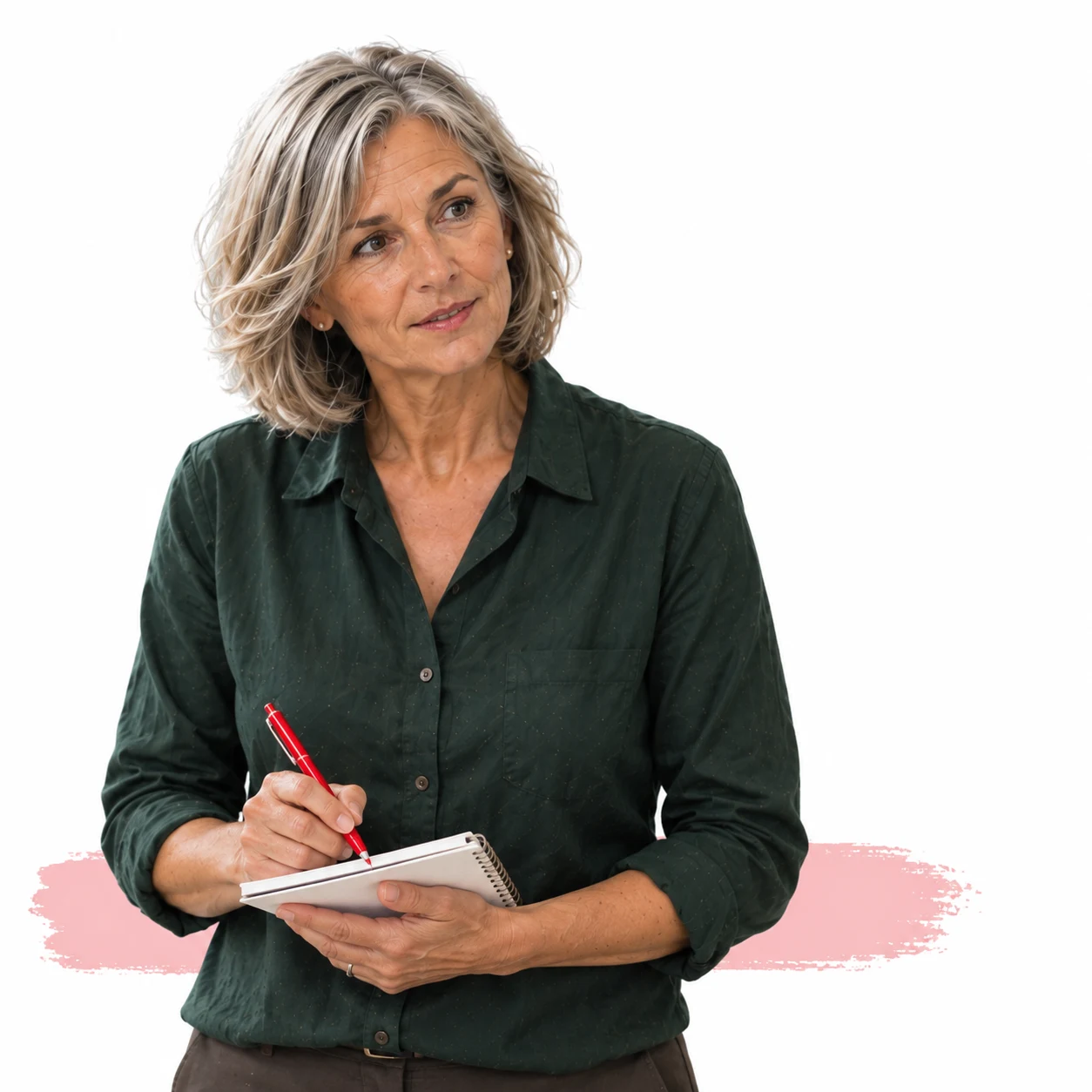 Ondernemer kijkt naar rechts en houdt een notitieboek en rode pen vast.