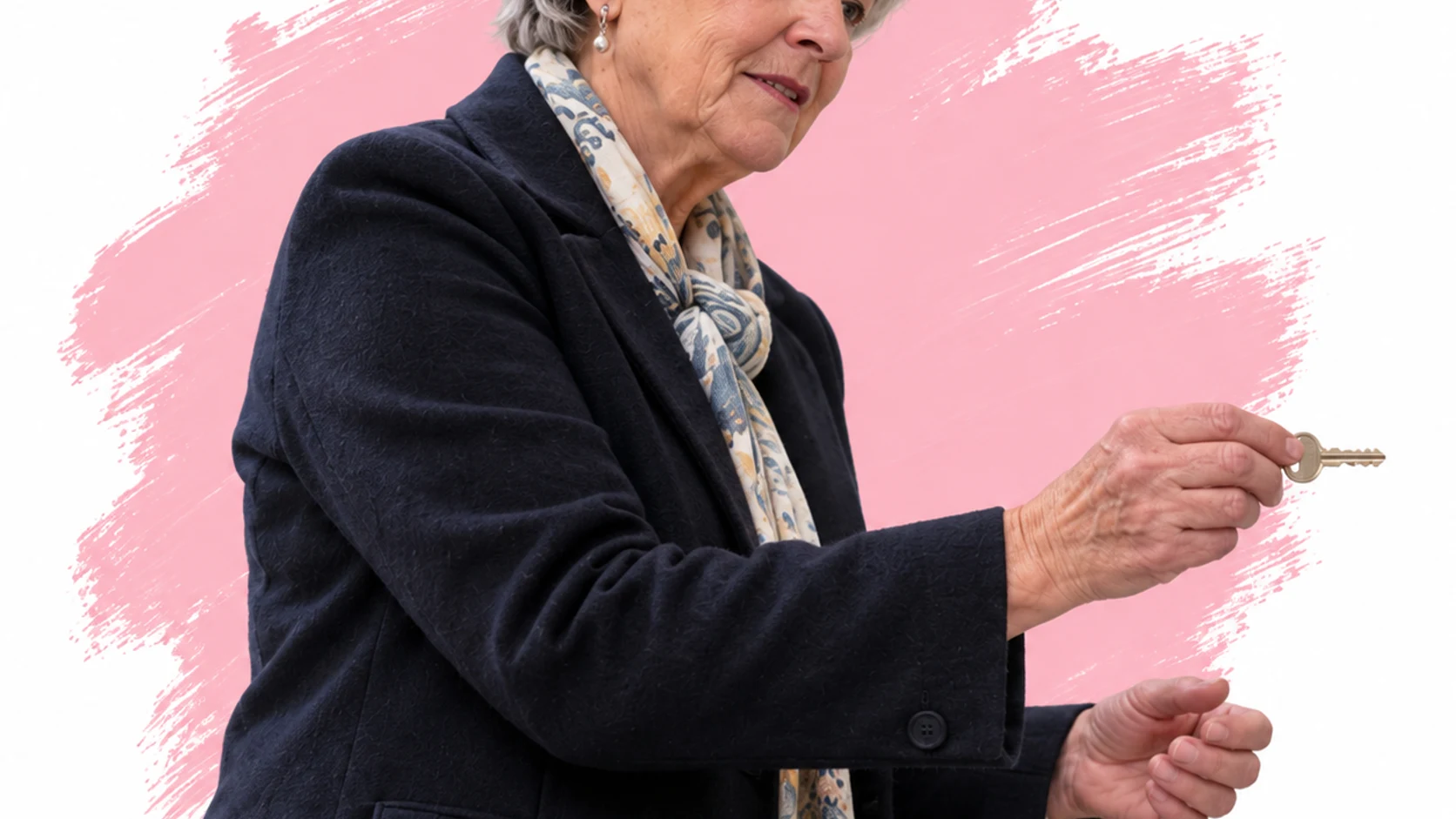 Oudere ondernemer houdt een sleutel vast tegen een roze achtergrond.