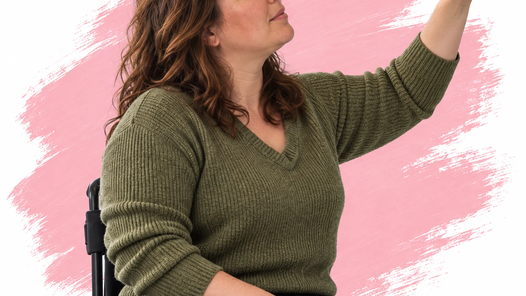 Ondernemer in een rolstoel steekt haar hand uit tegen een roze achtergrond.