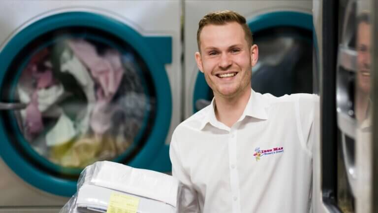 Tonio bij wasmachines