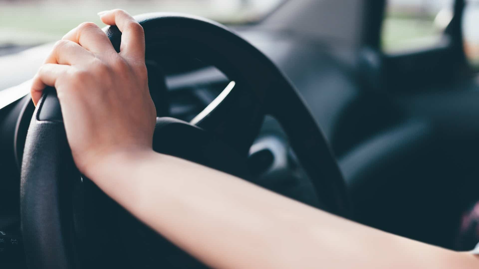Nieuwe trend: vrouw in private lease auto